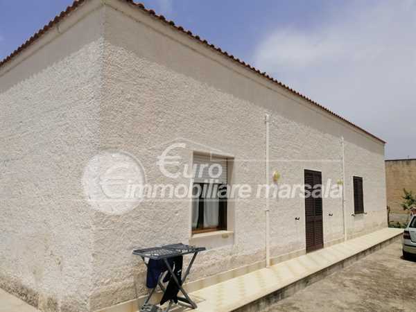 Vende casa indipendente con garage e giardino